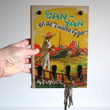 Sleutelrekje - gemaakt van vintage boek "San-Yan" beschikbaar voor biedingen