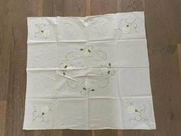 Wit vintage katoenen tafelkleed. Borduursel applicatie bloem beschikbaar voor biedingen