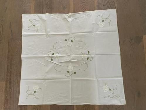 Wit vintage katoenen tafelkleed. Borduursel applicatie bloem, Huis en Inrichting, Tafelkleden, Zo goed als nieuw, Rechthoek, Binnen
