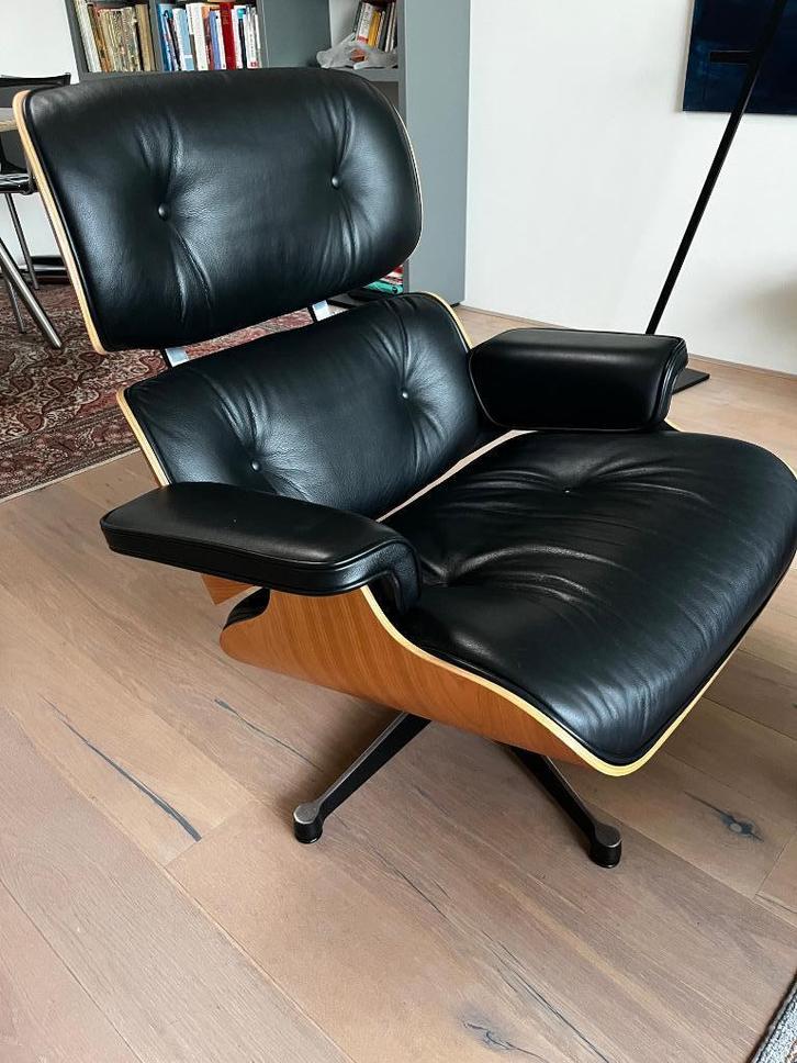Vitra Eames Lounge Chair met Ottoman zwart Premium leder, Huis en Inrichting, Fauteuils, Zo goed als nieuw, 50 tot 75 cm, Minder dan 75 cm