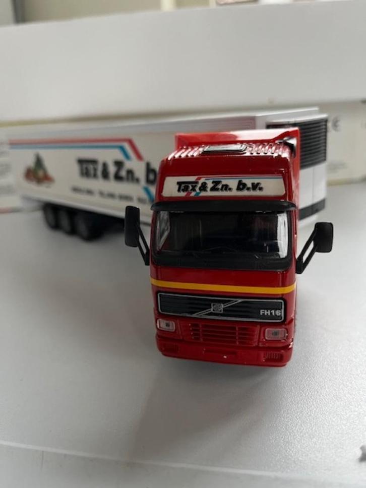 Nieuw in doos Volvo tax transport Heerle., Hobby en Vrije tijd, Modelauto's | 1:50, Nieuw, Bus of Vrachtwagen, Overige merken