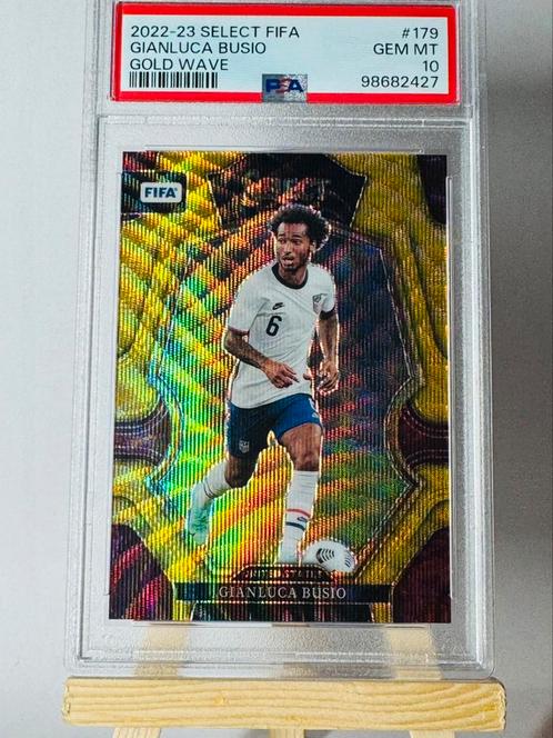 Panini Gianluca Busio 06/10 FIFA Select Gold Wave #179 PSA10, Verzamelen, Sportartikelen en Voetbal, Zo goed als nieuw, Poster, Plaatje of Sticker