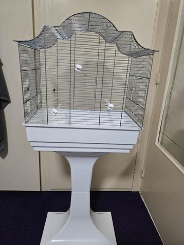Vogelkooi met standaard en wielen beschikbaar voor biedingen