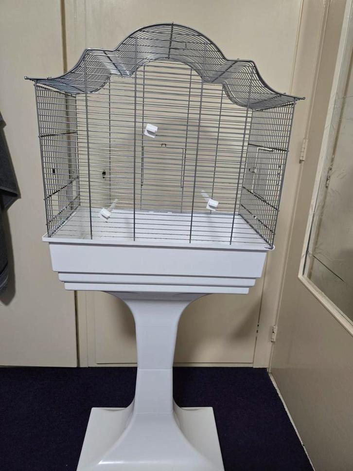 Vogelkooi met standaard en wielen, Dieren en Toebehoren, Vogels | Hokken en Kooien, Zo goed als nieuw, Vogelkooi, Metaal, Ophalen