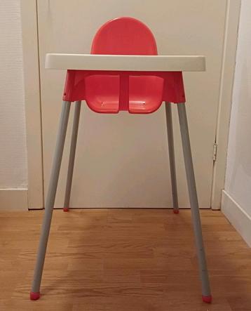 Kinderstoel rood/wit beschikbaar voor biedingen