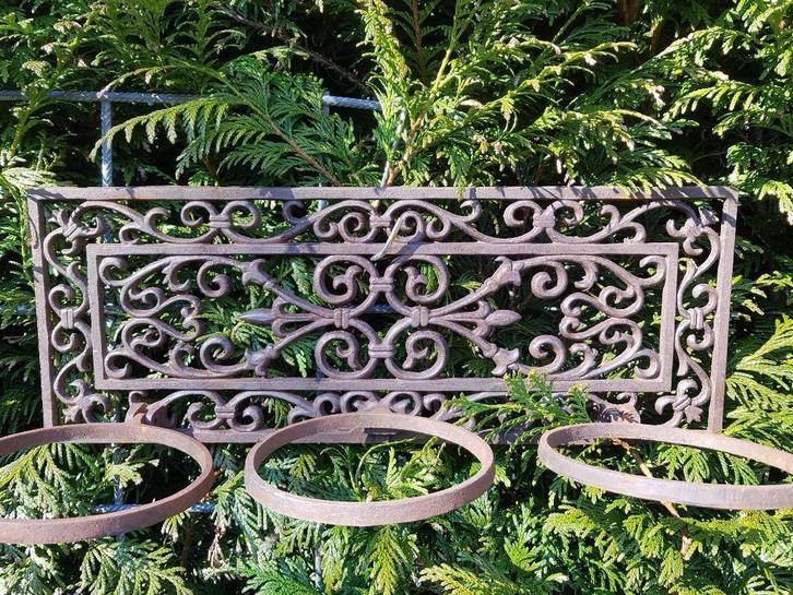 Sierlijke rechthoekige gietijzeren plantenhanger (brocante), Tuin en Terras, Tuinwanddecoratie, Gebruikt, Ophalen