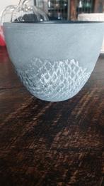 Grijze bewerkte bloempot / overpot Hoogte 12 cm Doorsnede 15, Ophalen of Verzenden, Zo goed als nieuw, Rond