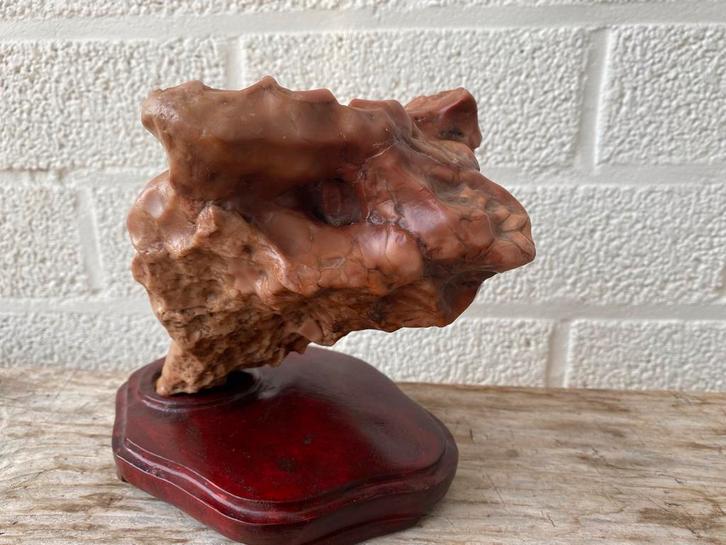 Bijzondere Suiseki - Drakensteen met Dai, Antiek en Kunst, Kunst | Beelden en Houtsnijwerken, Ophalen of Verzenden