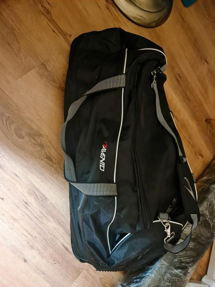 Zwarte Sporttas met Wieltjes, Sieraden, Tassen en Uiterlijk, Tassen | Reistassen en Weekendtassen, Gebruikt, Zwart, 60 tot 80 cm