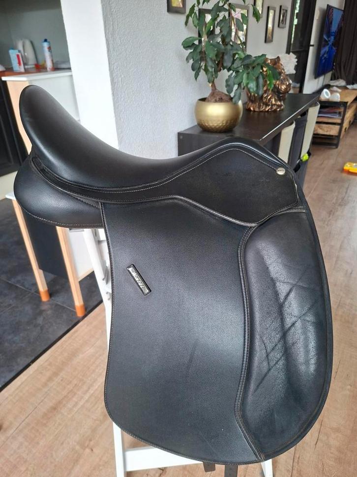 Heel mooi Wintec WIDE dressuur zadel 17,5 inch, Dieren en Toebehoren, Paarden en Pony's | Zadels, Zo goed als nieuw, Dressuur