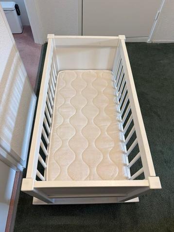 Wiegje incl. matras beschikbaar voor biedingen