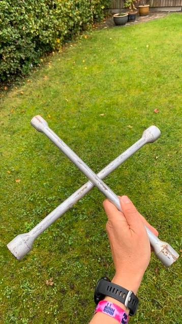 Kruissleutel voor grote moeren beschikbaar voor biedingen