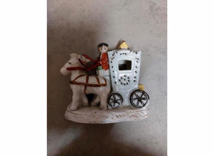 Porselein Koetsiertje op koets 💥rode lint teugeltjes, Verzamelen, Beelden en Beeldjes, Zo goed als nieuw, Dier, Ophalen of Verzenden