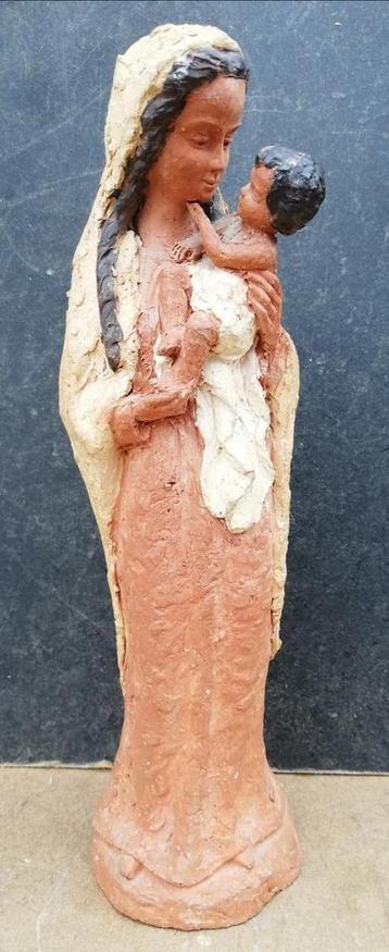 . Maria met kindje Jezus. Terra-cotta. Ca '20/'40.  31 cm.  beschikbaar voor biedingen
