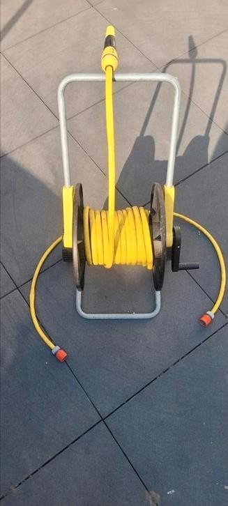 Kärcher slanghaspel (+-8m.), met verbindingslang en spuit beschikbaar voor biedingen