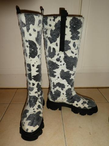 Public Desire laarzen maat 6 = 39 harig koe print zwart wit beschikbaar voor biedingen