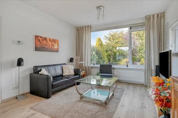 Inboedel bank kast vitrinekast eettafel en stoelen beschikbaar voor biedingen