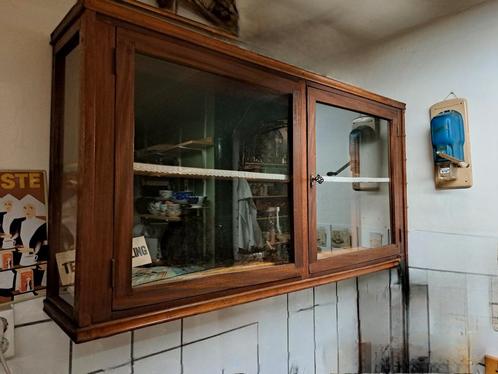 Grote oude 2 deurs prijzenkast vitrinekast 130x67x25 cm hout, Huis en Inrichting, Kasten | Vitrinekasten, Gebruikt, 100 tot 150 cm