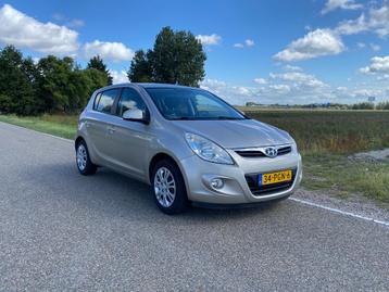 Hyundai i20 1.2 5-DRS 2011 Grijs 189977 Nap Airco beschikbaar voor biedingen