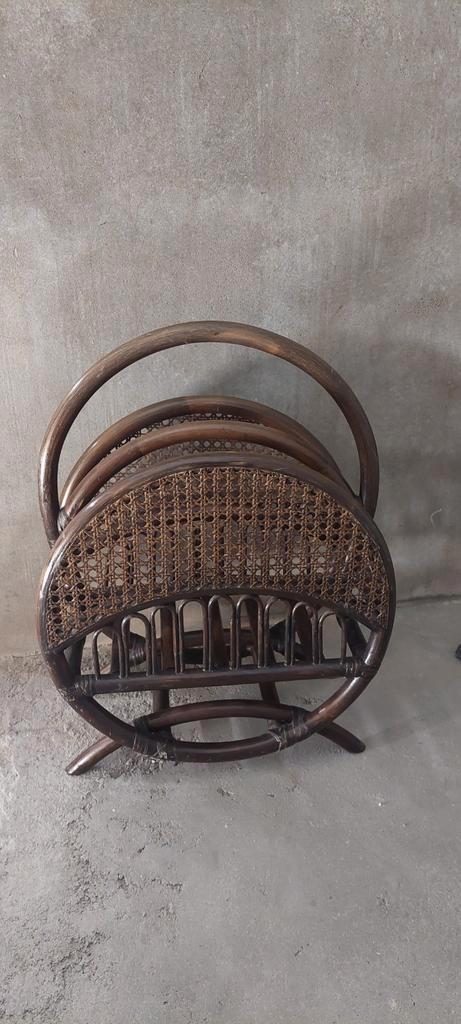 Gave vintage lectuurbak van bamboe wicker webbing, Huis en Inrichting, Woonaccessoires | Krantenbakken en Lectuurbakken, Zo goed als nieuw