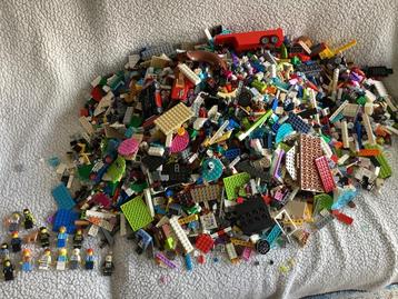 Lego 8,5 kilo, partij Lego 8,5 kilogram en poppetjes. beschikbaar voor biedingen