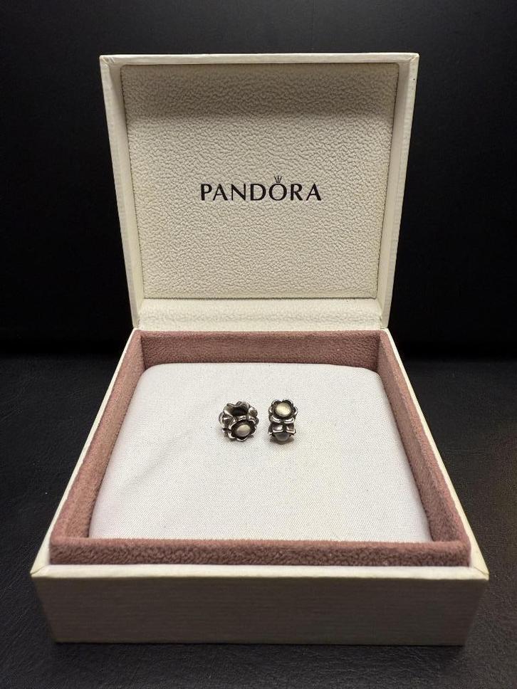 Gebruikte Pandora Morning Glory Moonstone Flower 2 stuks, Sieraden, Tassen en Uiterlijk, Bedels, Gebruikt, Pandora, Zilver, 1 bedel