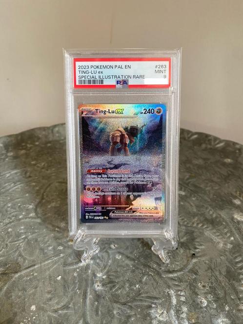 Ting-Lu ex #263 PSA 9 (Paldea Evolved), Hobby en Vrije tijd, Verzamelkaartspellen | Pokémon, Nieuw, Losse kaart, Foil, Ophalen of Verzenden