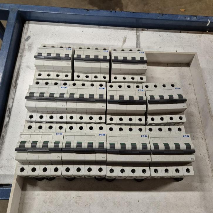 ZGAN EATON 4-POLIGE  B16  INSTALLATIEAUTOMATEN  3 FASE + 0, Doe-het-zelf en Verbouw, Elektra en Kabels, Gebruikt