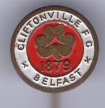Cliftonville F.C. Belfast koper voetbal speldje ( Z_114 ) beschikbaar voor biedingen