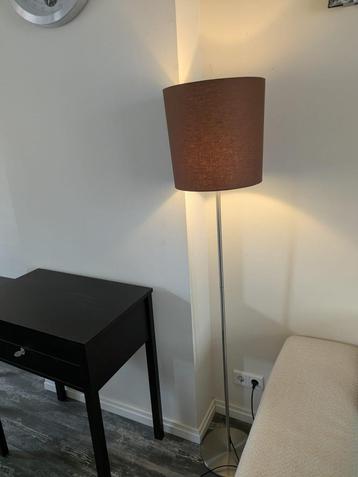 staande lamp met bruine kap - 81 cm hoog beschikbaar voor biedingen