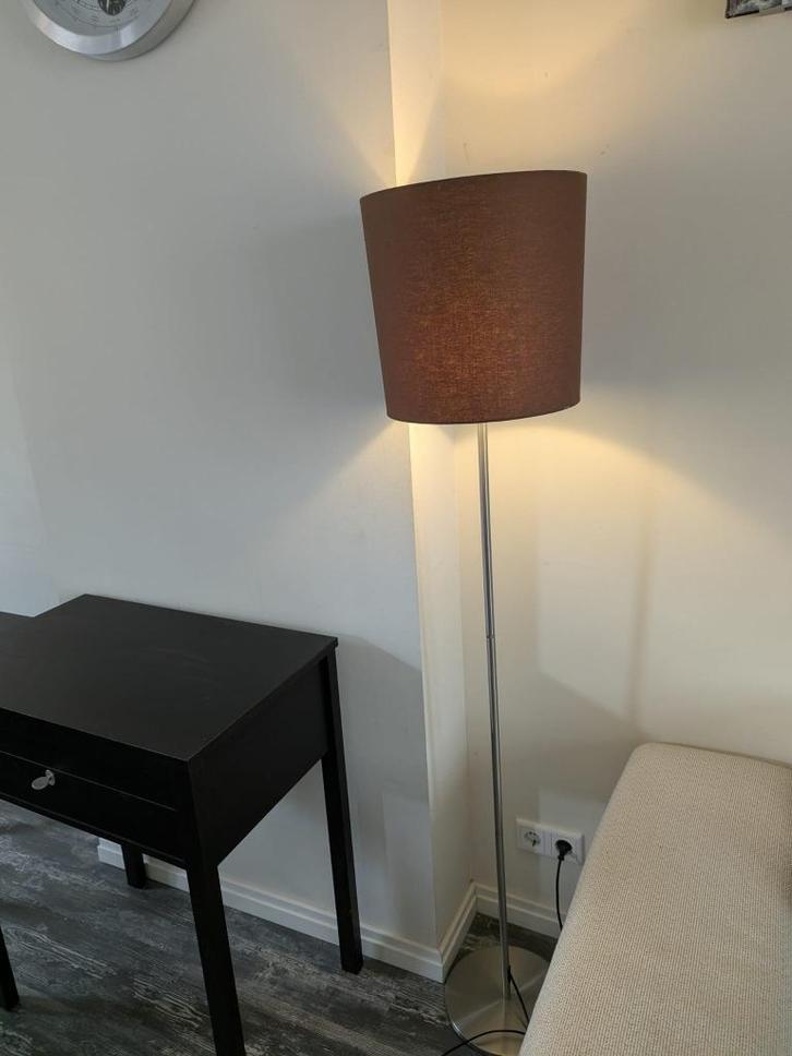 staande lamp met bruine kap - 81 cm hoog, Huis en Inrichting, Lampen | Vloerlampen, Zo goed als nieuw, Minder dan 100 cm, Kunststof