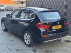 Bmw X1 sDrive18d 2011| ZWART| 17”| 235DKM| NAP| TREKHAAK, Auto's, BMW, Euro 5, Beige, 1445 kg, Zwart