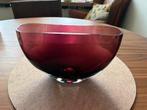 Prachtige glazen vaas kleur donker bordeaux, Huis en Inrichting, Woonaccessoires | Schalen en Manden, Ophalen of Verzenden, Zo goed als nieuw