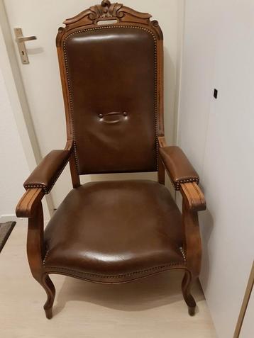 Te koop antieke "opa"  stoel beschikbaar voor biedingen