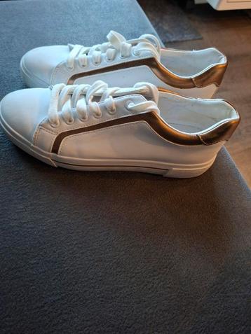 Splinternieuwe witte sneakers maat 39.Prijs 10.- beschikbaar voor biedingen