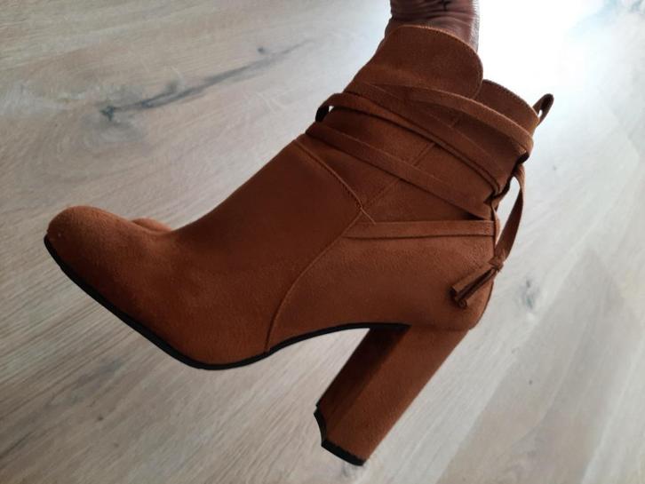 ZGAN! Mooie korte laarsjes mt 40/17,-incl verzenden, Kleding | Dames, Schoenen, Zo goed als nieuw, Lage of Enkellaarzen, Overige kleuren
