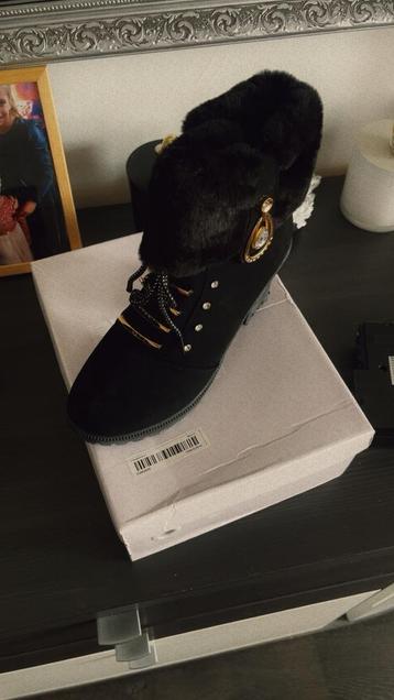 Te koop mooie zgan gevoerde dames laarsjes beschikbaar voor biedingen