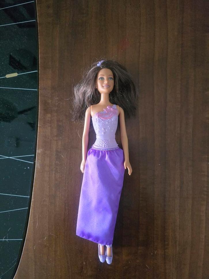 Barbie in lila, Kinderen en Baby's, Speelgoed | Poppen, Zo goed als nieuw, Barbie, Ophalen of Verzenden