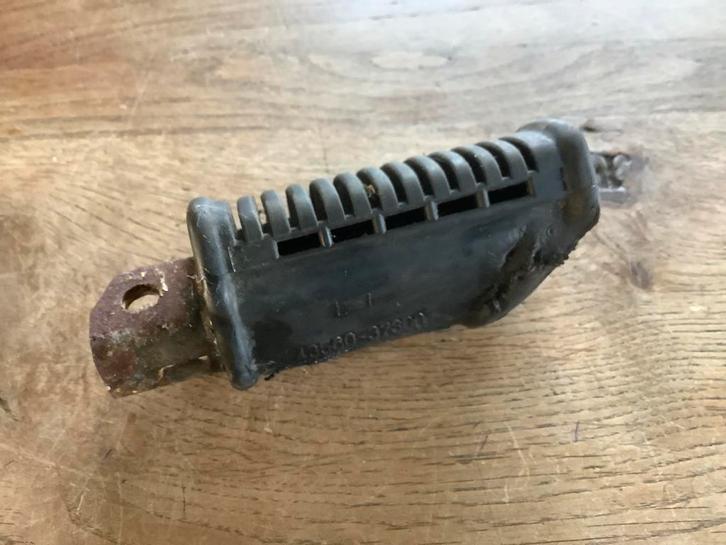 Suzuki Voetsteun, incl rubber, NOS.   (K), Fietsen en Brommers, Brommeronderdelen | Oldtimers, Nieuw, Overige merken, Overige typen