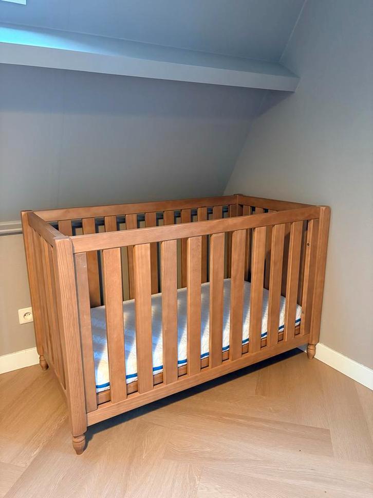 Stevig ledikant met Aerosleep matras, Kinderen en Baby's, Babywiegjes en Ledikanten, Zo goed als nieuw, Ledikant, Ophalen