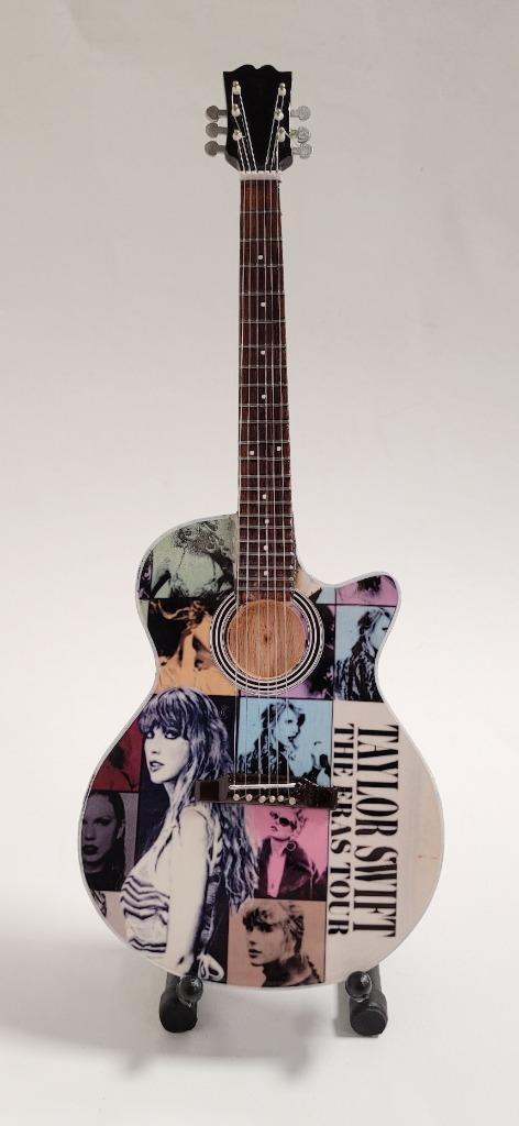 Taylor Swift Eras Tour miniatuur gitaar van hout 25cm mini, Verzamelen, Muziek, Artiesten en Beroemdheden, Nieuw, Foto of Kaart