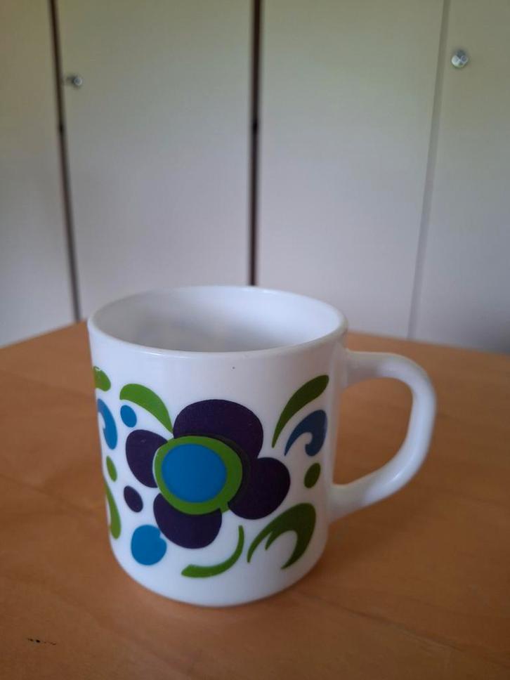 Arcopal beker - mok van Knorr retro bloemenprint blauw, Huis en Inrichting, Keuken | Servies, Gebruikt, Kop(pen) en/of Schotel(s)