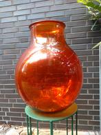 Glazen vaas (rond & oranje), Huis en Inrichting, Woonaccessoires | Vazen, Minder dan 50 cm, Glas, Oranje, Gebruikt