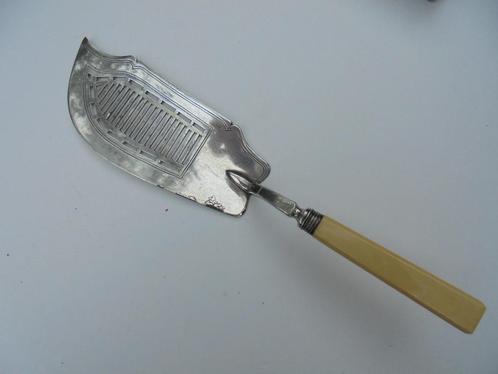 Vis opdienschep  1900 zilver/ivoor? (K-BKO-1), Antiek en Kunst, Antiek | Bestek, Ophalen