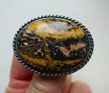 Vintage Nederlandse tinnen broche: hardsteen cabochon beschikbaar voor biedingen