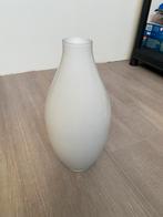Melkwitte vaas, Wit, Ophalen of Verzenden, Minder dan 50 cm, Glas