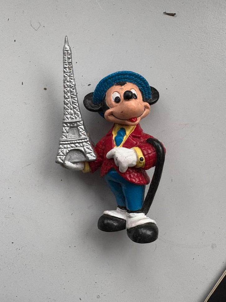 Mickey Mouse beeldje met de Eiffeltoren, disney, pluto, Verzamelen, Disney, Zo goed als nieuw, Beeldje of Figuurtje, Mickey Mouse