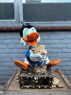 Zware beeld van Dagobert Duck op schatkist, Verzamelen, Disney, Ophalen, Donald Duck, Zo goed als nieuw, Beeldje of Figuurtje