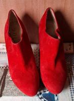 hoge dames pump in felrood, Pumps, Ophalen of Verzenden, Zo goed als nieuw, Rood