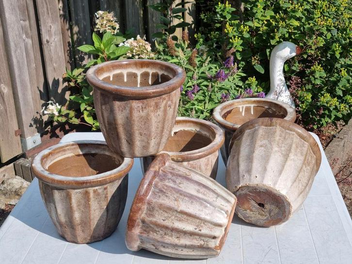 2  Zware bloempotten 
Diameter +/- 21 cm
    2  VOOR  € 10,-, Tuin en Terras, Bloempotten, Zo goed als nieuw, Steen, Binnen, Balkon